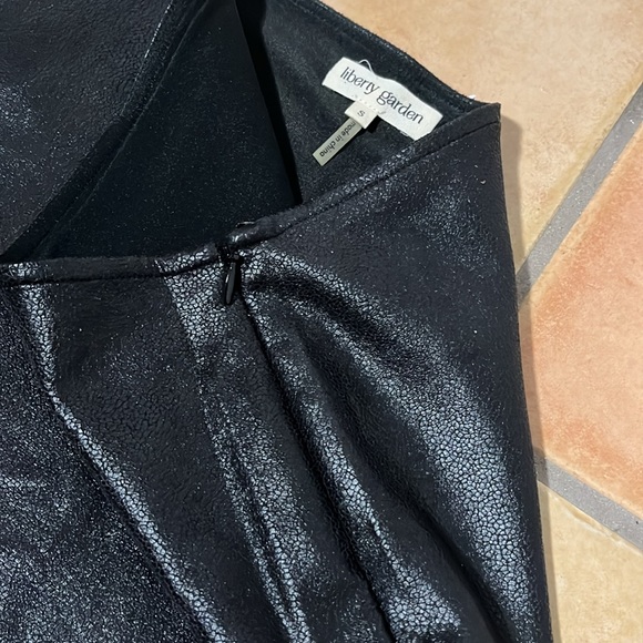 Black Faux Leather Like Scallop Skirt with Side Zipper - Picture 3 of 4